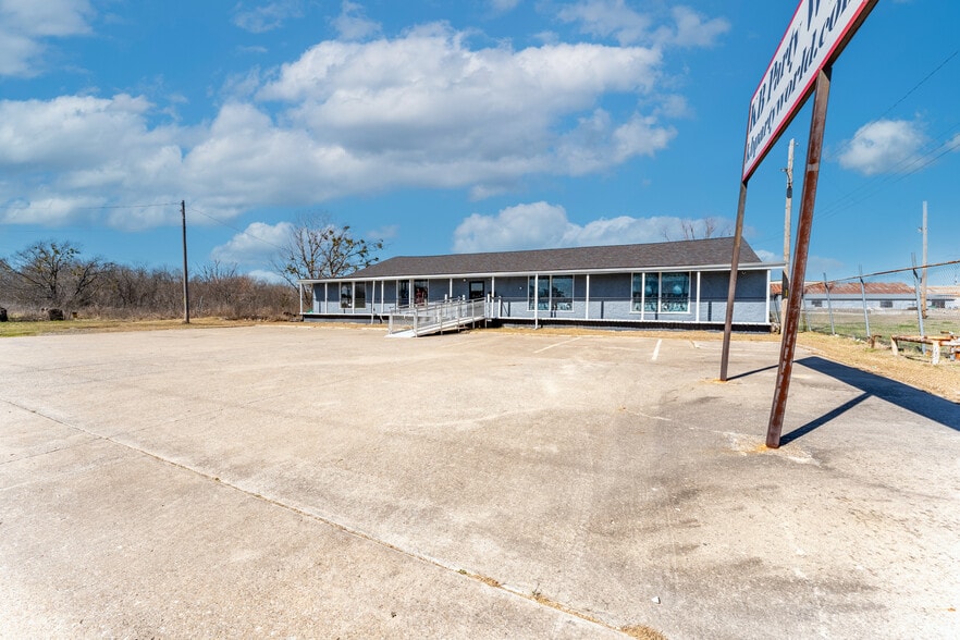 More Photos Of 5108 Lee St, Greenville Showroom For Lease