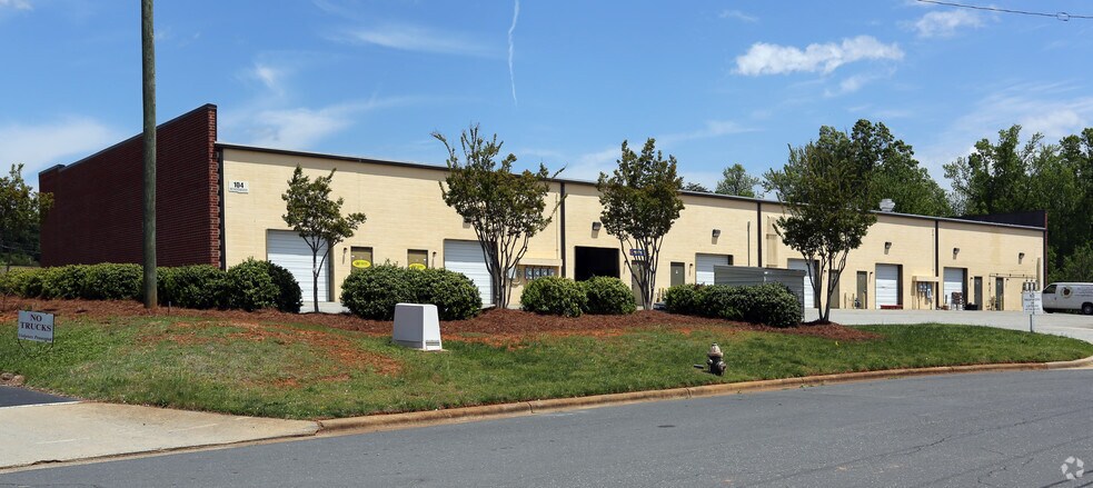 More Photos Of 104 Meadowood St, Greensboro Showroom For Lease