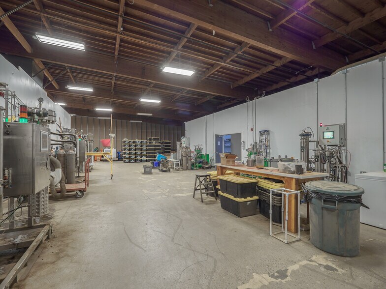 More Photos Of 630 SW Walnut St, Hillsboro Warehouse For Sale
