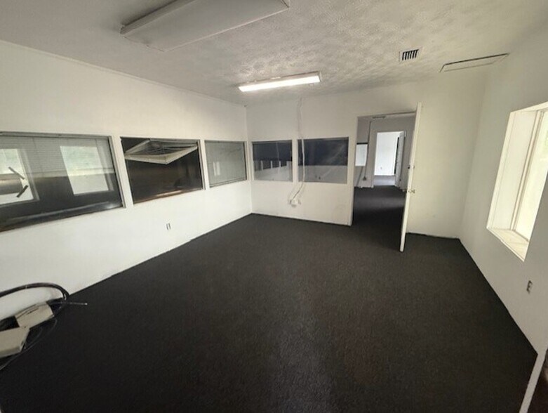 More Photos Of 479 Zoo Pky, Jacksonville Warehouse For Lease