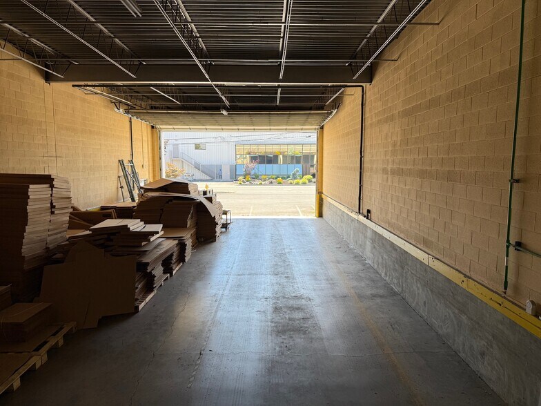 More Photos Of 2635 W 7th Pl, Eugene Warehouse For Lease