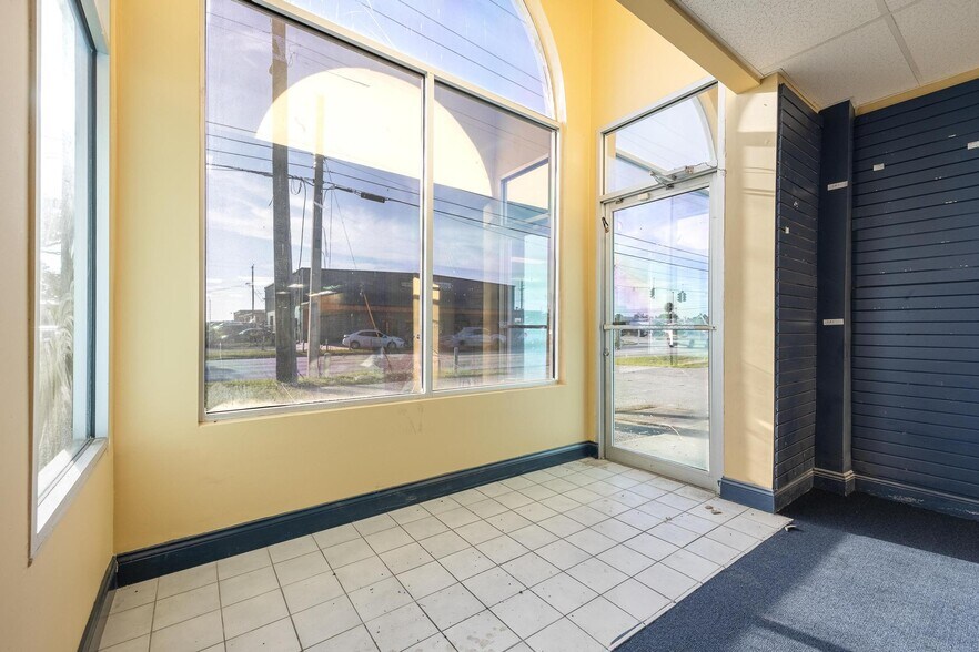 More Photos Of 2546-2578 Fowler St, Fort Myers Warehouse For Lease