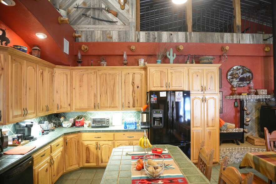 More Photos Of 1122 Douglas Ave, Beaver Hotel For Sale
