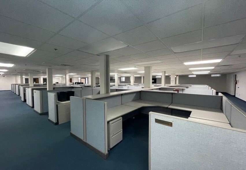 More Photos Of 125 Broadway Ave, Oak Ridge Office For Sale