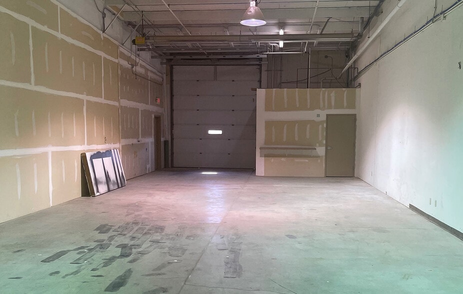 More Photos Of 4125 Terminal Dr, McFarland Showroom For Lease