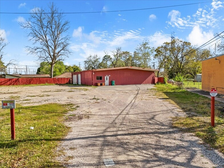 More Photos Of 1317 Cedar Dr, La Marque Warehouse For Lease