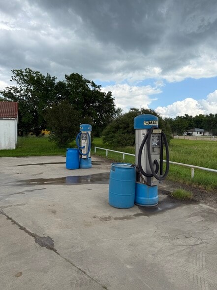 More Photos Of 931 E Dallas Ave, Cooper Self Storage For Sale