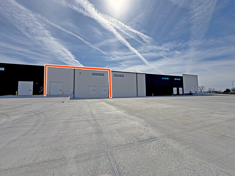 More Photos Of 100 Commerce Center Dr, Collinsville Light Distribution For Lease