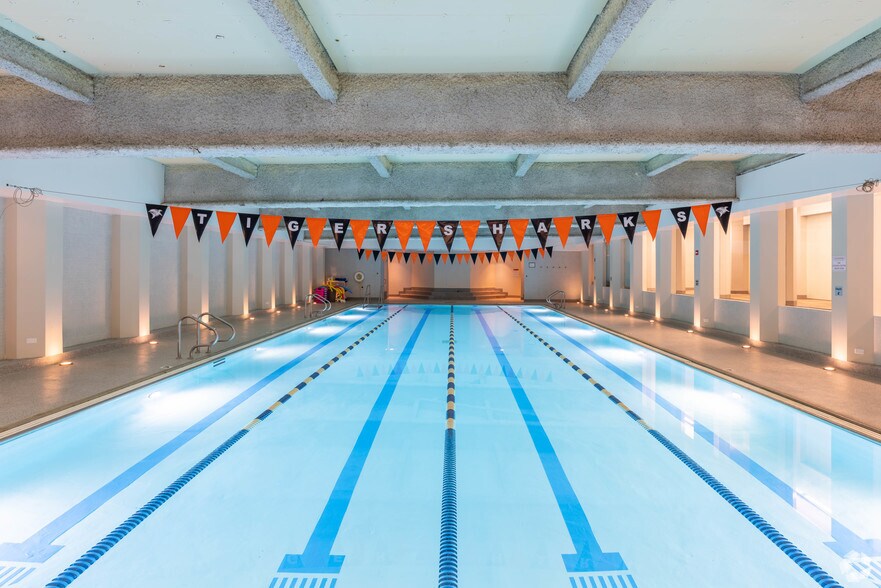 More Photos Of 1 Tower Ln, Oakbrook Terrace Office For Sale