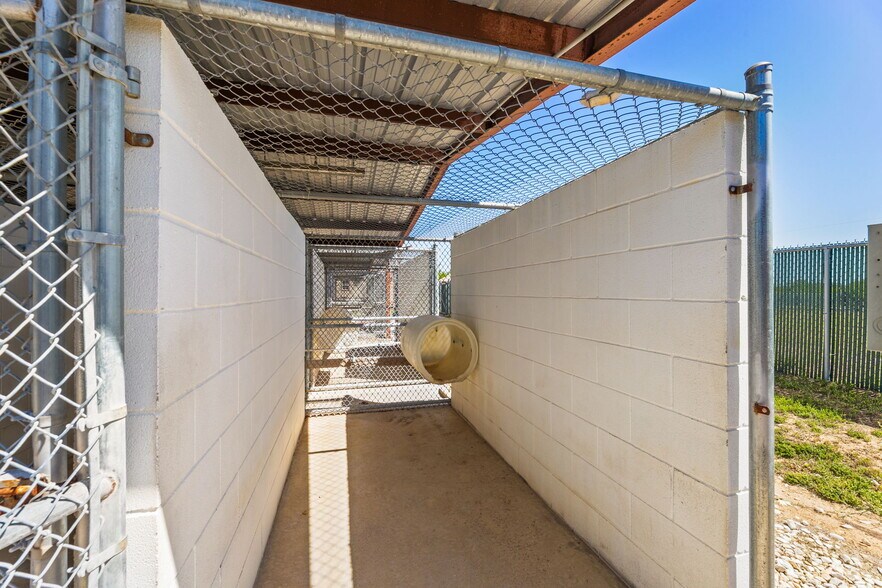More Photos Of 5800 Curran Dr, Von Ormy Veterinarian Kennel For Sale