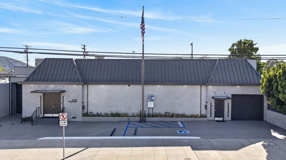 More Photos Of 703 S Main St, Burbank Showroom For Sale