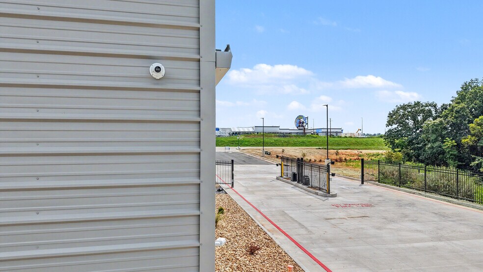 More Photos Of 25 Riverbluff Road, Ozark Self Storage For Lease