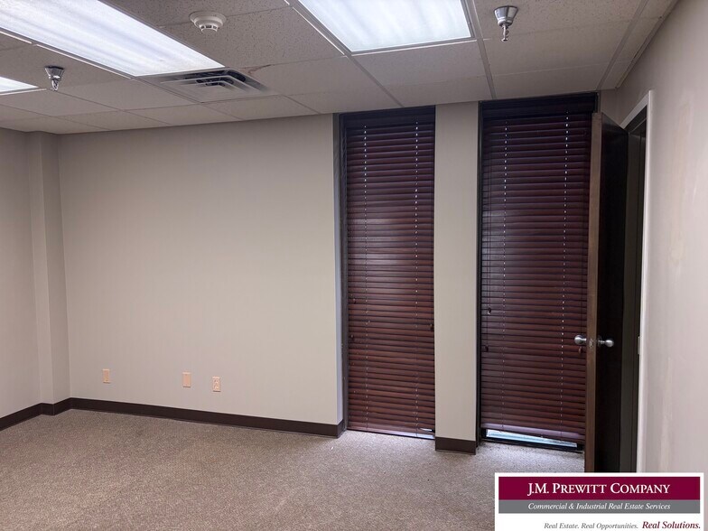 More Photos Of 399 Ml King Jr Pky, Beaumont Service For Lease