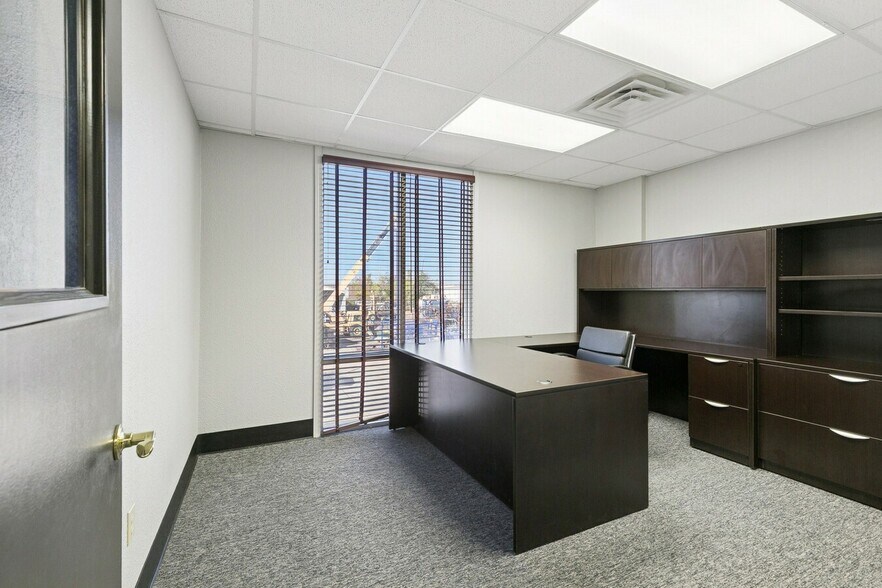 More Photos Of 1841 Enterprise Dr, Harvey Service For Lease