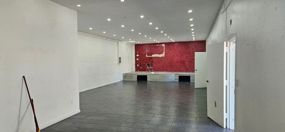 More Photos Of 5500 S Western Ave, Los Angeles Storefront For Lease