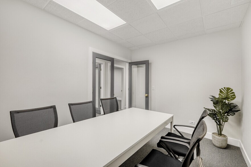 More Photos Of 610 W Roosevelt Rd, Wheaton Coworking Space