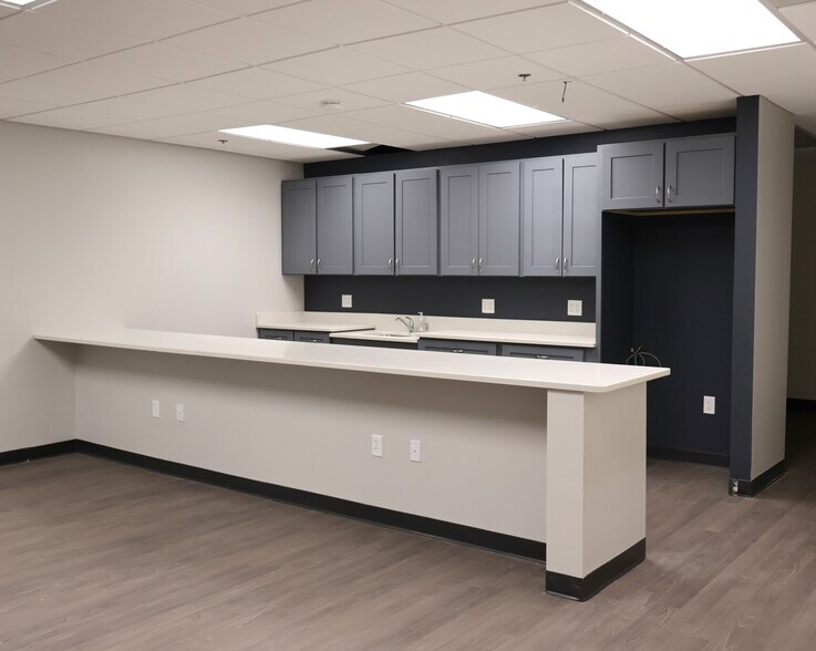 More Photos Of 2 Commerce Dr, Bedford Office For Lease