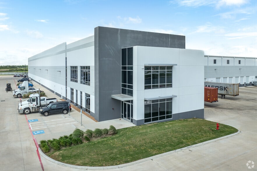 More Photos Of 6101 Grand Pky S, Baytown Distribution For Lease