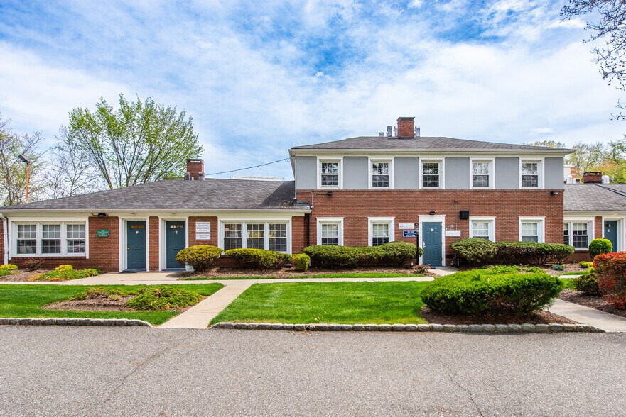 More Photos Of 65 E Northfield Rd, Livingston Medical For Sale