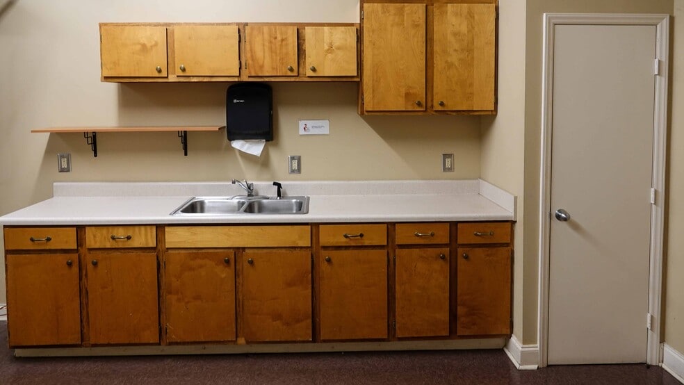 More Photos Of 1021 S Main St, Greenville Freestanding For Lease