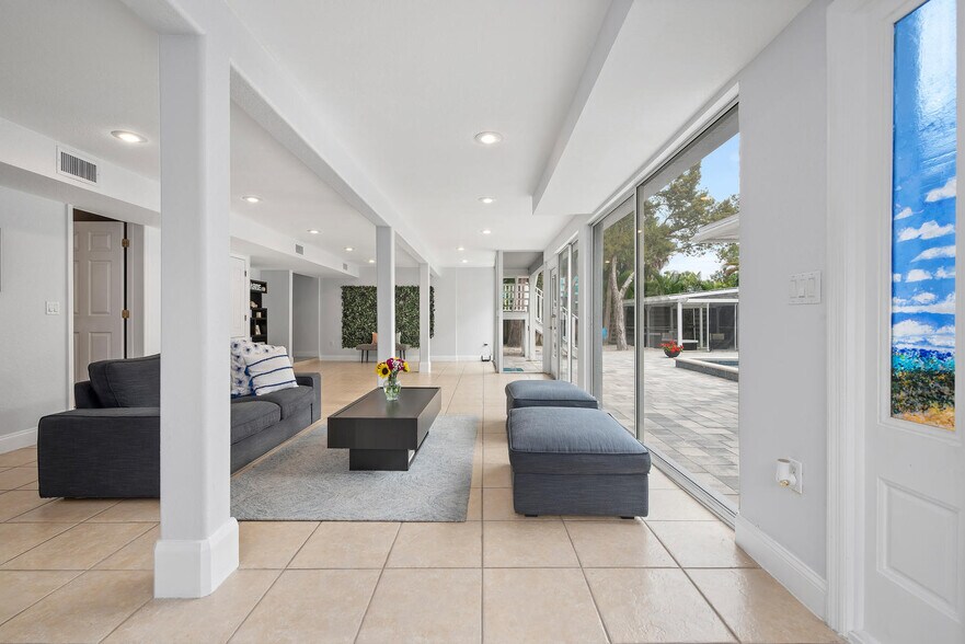 More Photos Of 185 Faubel St, Sarasota Specialty For Sale