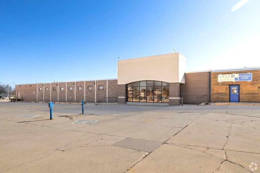 More Photos Of 1700 S Center St, Marshalltown General Retail For Sale
