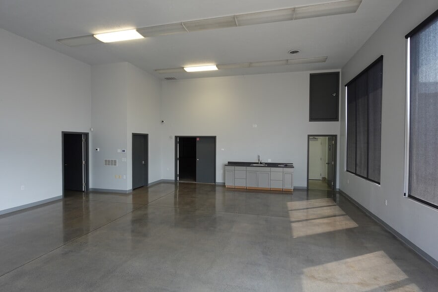 More Photos Of 6010-6012 E Trent Ave, Spokane Showroom For Lease