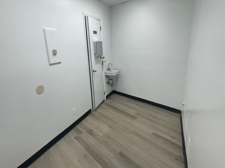 More Photos Of 17 Maple Dr, Great Neck Storefront Retail Office For Lease