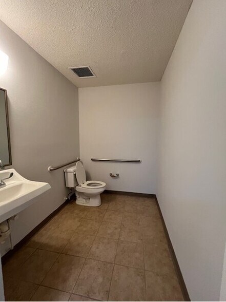 More Photos Of 13910 Fivay Rd, Hudson Medical For Lease