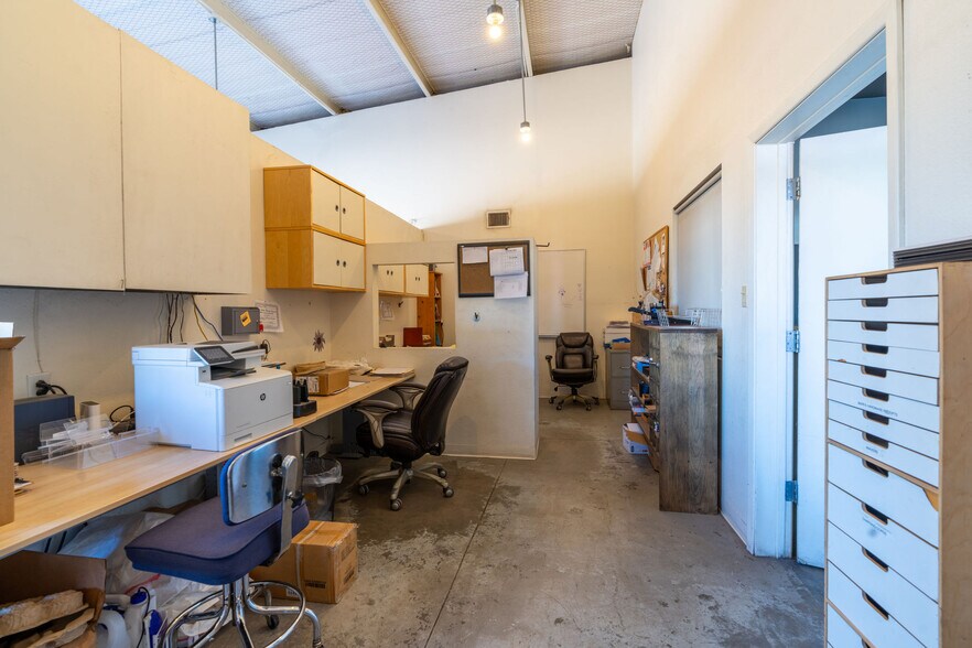 More Photos Of 601 W San Antonio St, Marfa Showroom For Sale