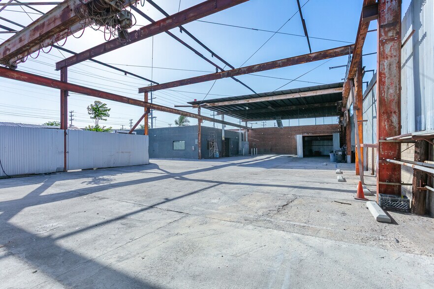 More Photos Of 9800-9820 San Fernando Rd, Pacoima Service For Lease