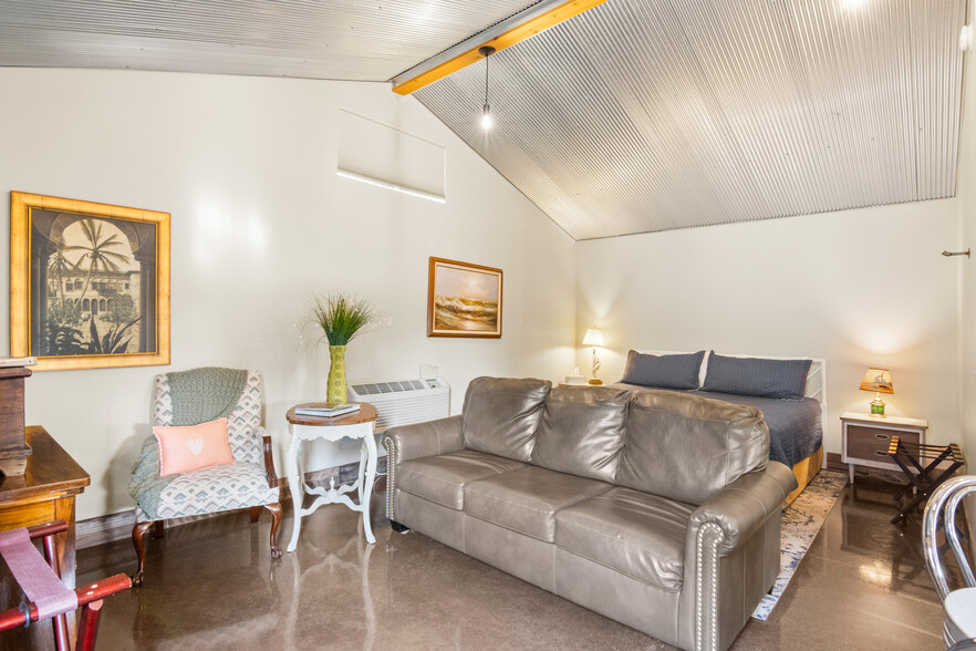 More Photos Of 4871 U.S. 31, Eastport Hotel For Sale