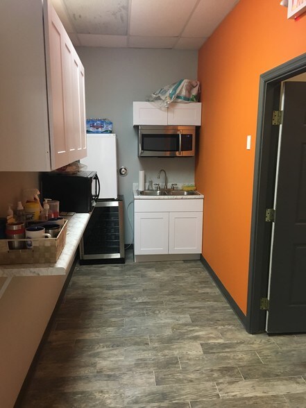 More Photos Of 700 Crown Industrial Ct, Chesterfield Warehouse For Lease