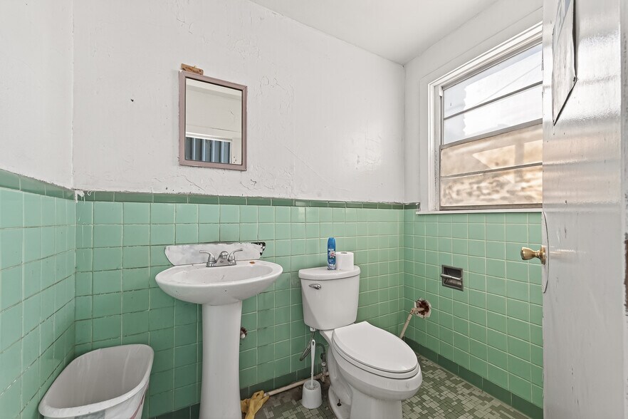 More Photos Of 917 E Main St, Eagle Lake Service Station For Sale