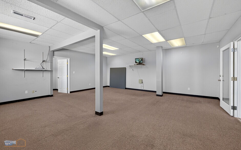 More Photos Of 2207-2209 9th St, Greeley Flex For Sale