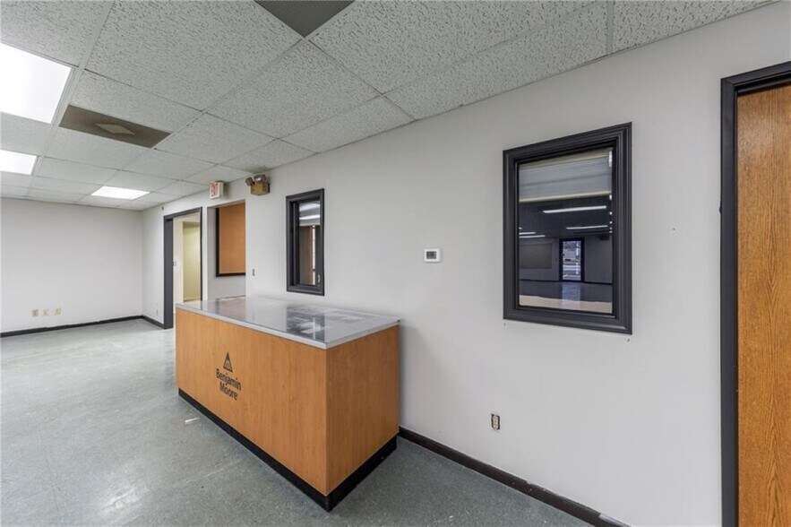 More Photos Of 2327 N Belt Hwy, Saint Joseph General Retail For Lease