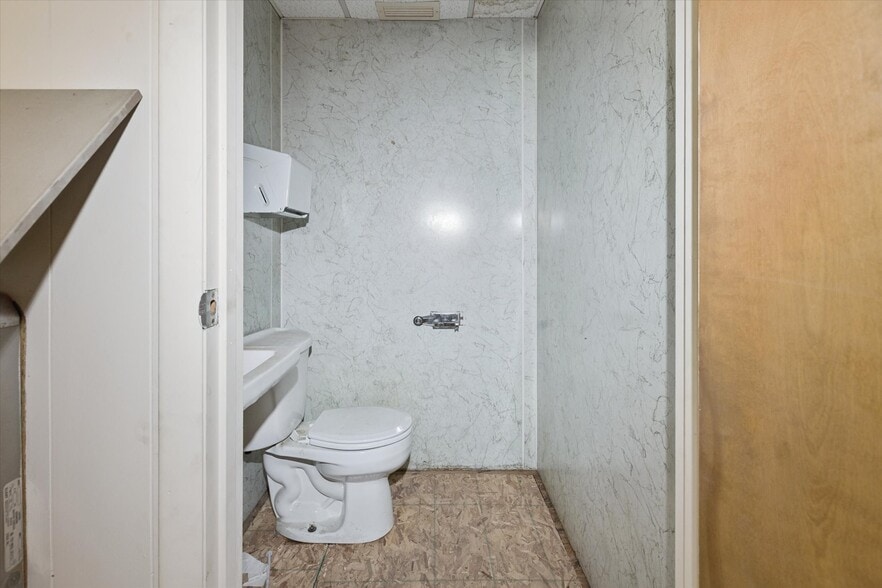 More Photos Of 211 Lee St, Saginaw Manufacturing For Sale