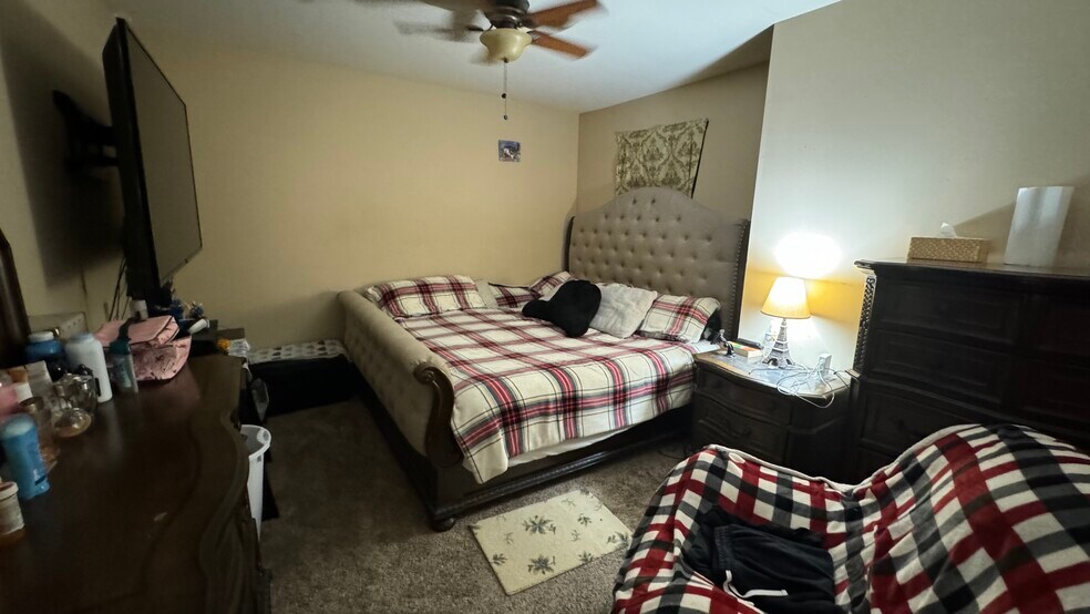 More Photos Of 550 S Main St, Nazareth General Retail For Sale