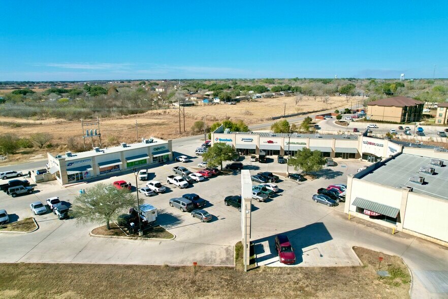 More Photos Of 1320 W Oaklawn Dr, Pleasanton Unknown For Lease