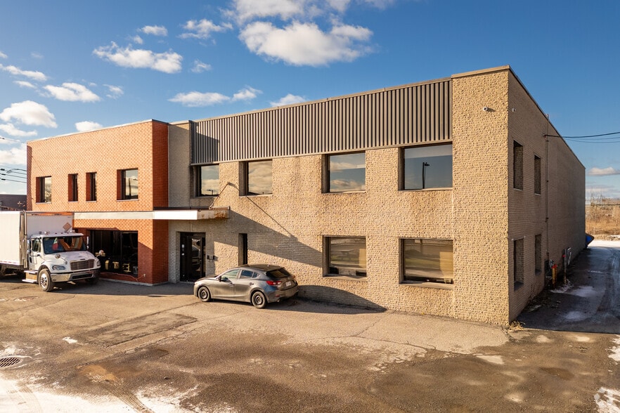 Primary Photo Of 8905 Boul Henri-Bourassa O, Saint-Laurent Showroom For Sale