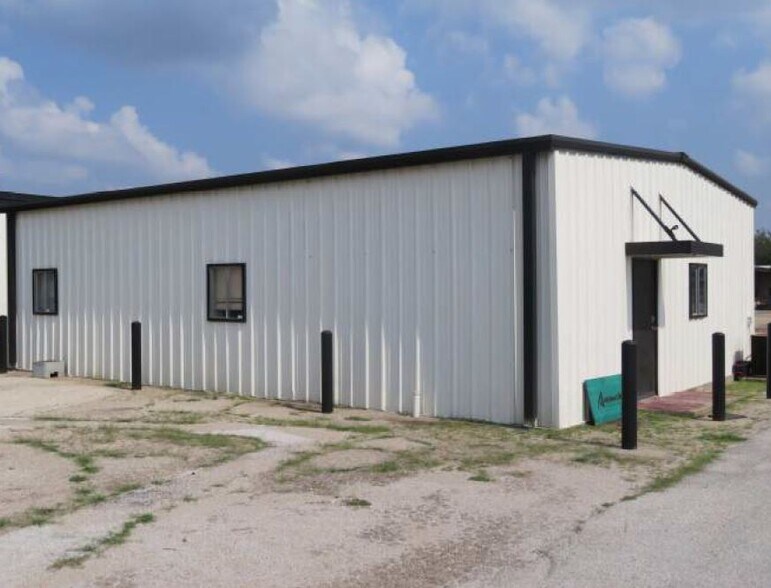 More Photos Of 2930 W Pafford St, Fort Worth Unknown For Lease