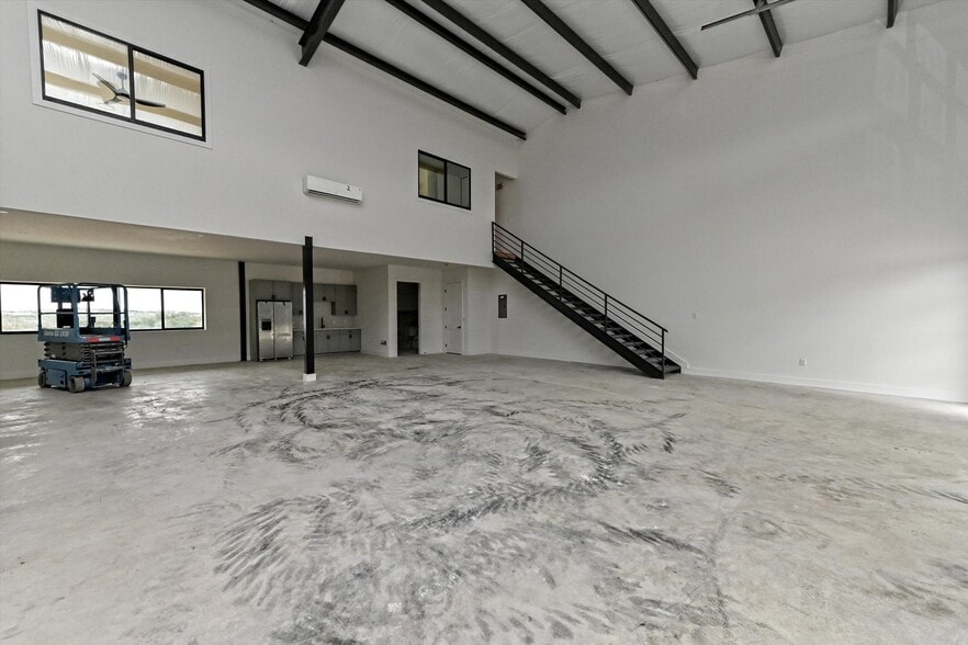 More Photos Of 451 Farrell Rd, Dripping Springs Light Distribution For Sale