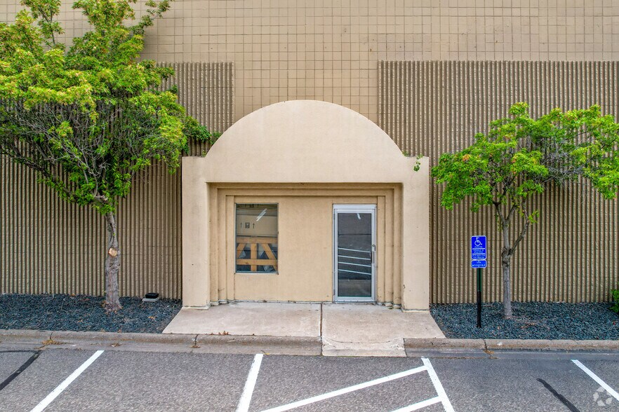 More Photos Of 6801 Shingle Creek Pky, Brooklyn Center Light Manufacturing For Lease