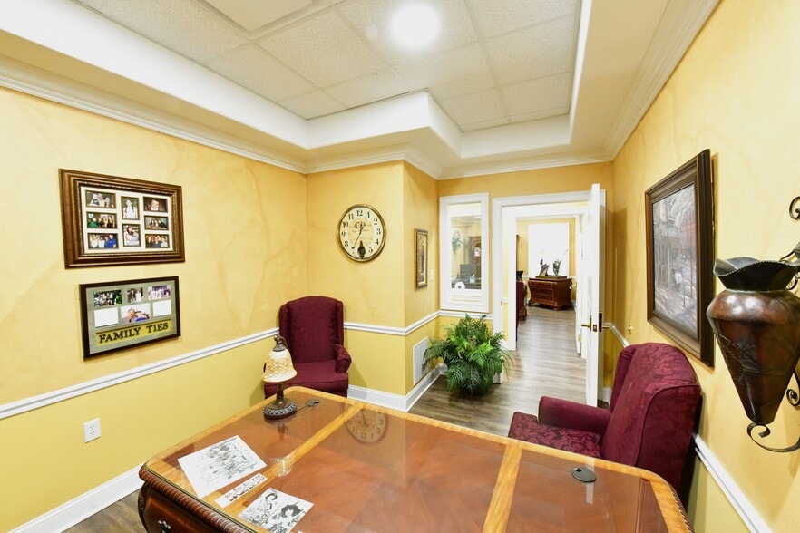 More Photos Of 1315 Providence Rd, Brandon Office Residential For Lease