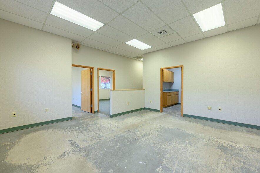 More Photos Of 3200 NE Rivergate St, Mcminnville Service For Sale