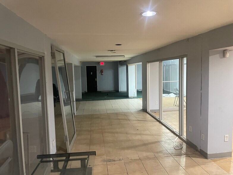 More Photos Of 817 Westchester Ave, Bronx Convenience Store For Lease