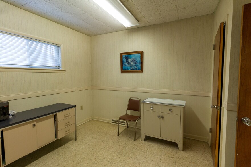 More Photos Of 810 W King St, Kings Mountain Office For Sale
