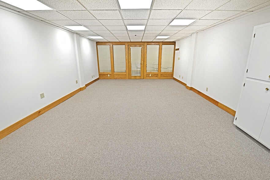 More Photos Of 115 N College Ave, Bloomington Storefront Retail Office For Lease