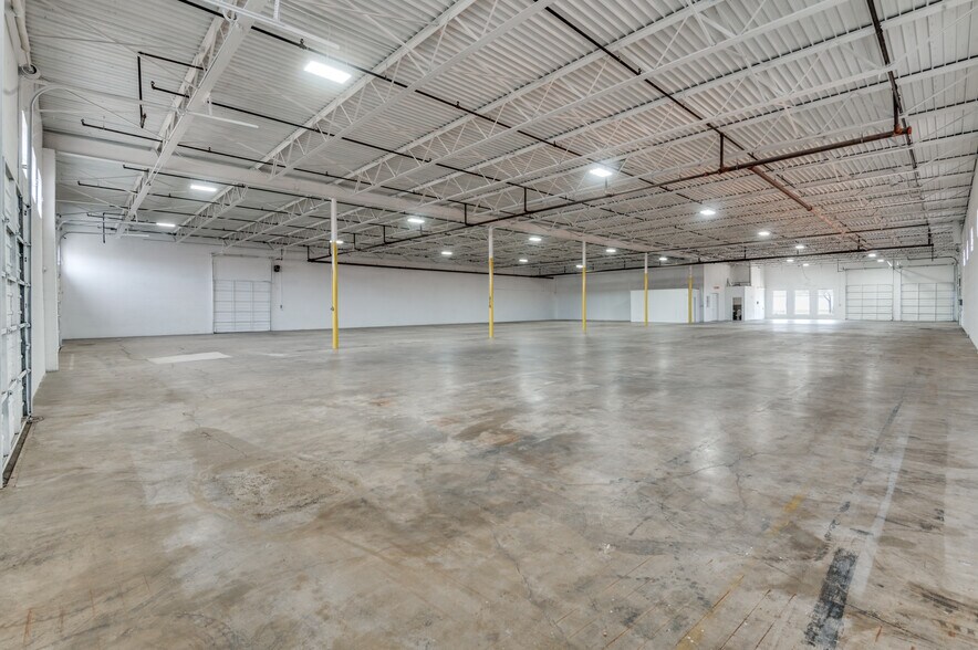 More Photos Of 616-626 W Mockingbird Ln, Dallas Light Distribution For Lease