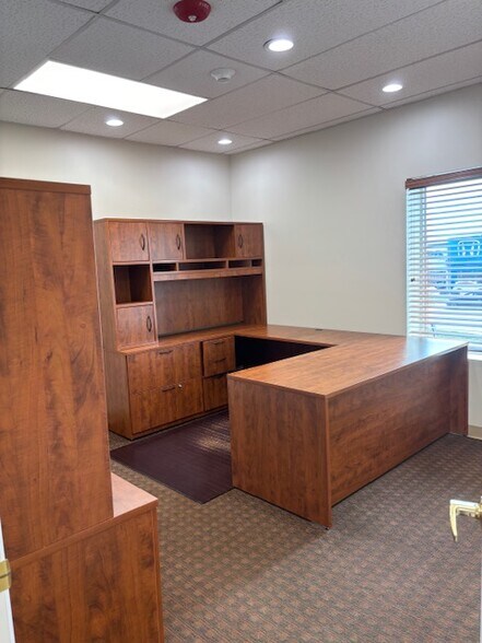 More Photos Of 231 W Grand Ave, Bensenville Office For Sale